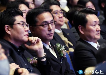 대전 역세권 설명회…박희조 동구청장과 정명국 대전시의원, 객석에서 개발안 집중 청취