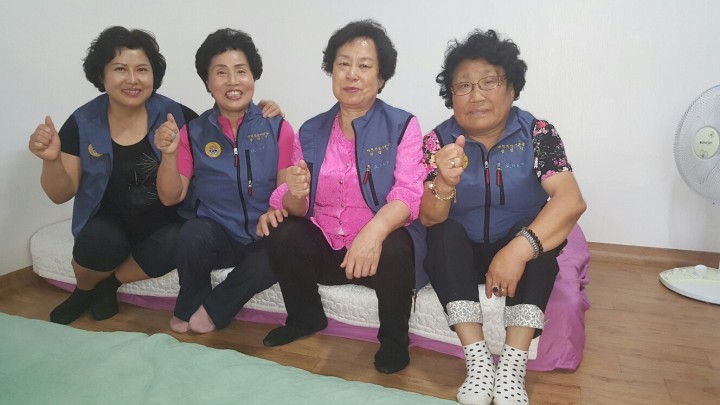 광명1동 바르게살기위원회 도배 작업 봉사활동
