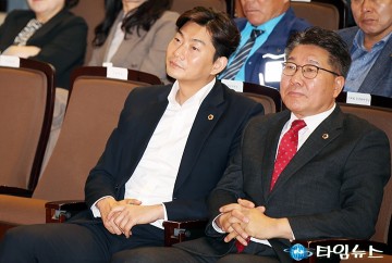 ‘이장우 대전시장과의 대화’에 참석한 이용기·송활섭 대전시의회 의원
