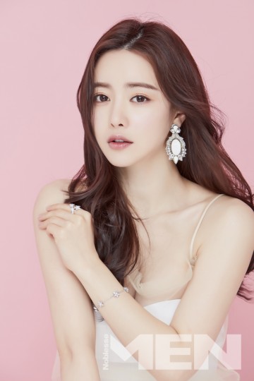 홍수아 청순+고혹 화보공개 ! '봄의 여신'이 따로없어
