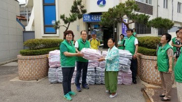 군산시 중앙동 새마을협의회 및 부녀회, ‘사랑의 이불’ 전달