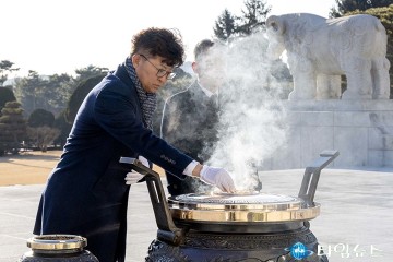 병오년(丙午年) 새해 첫날 국립대전현충원 참배하는 최충규 대덕구청장
