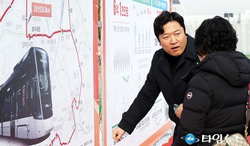 ‘도시철도 2호선 트램’ 설명하는 박철용 동구의회 의원