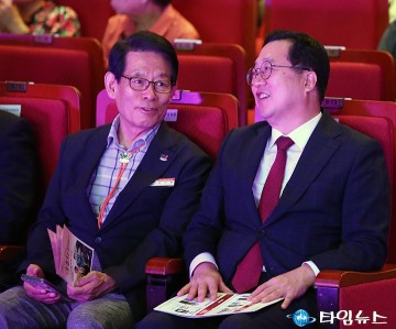 이장우 대전시장·김기황 원장, 효행 시상식서 환담