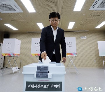 사전투표 하는 최충규 대덕구청장
