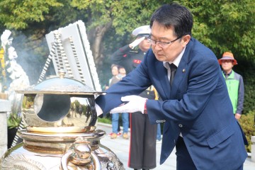 백승주 의원, 작년에 이어 올해도 보좌진과 함께  국립현충원 박정희 前 대통령 묘소 참배