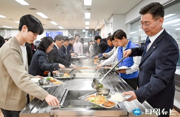 김제선 중구청장, 첫 끼는 직원들과 함께