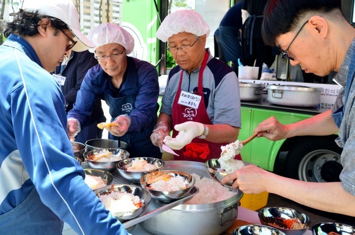 천주교 대전교구, 경로당으로 소풍을 간 신부들! 