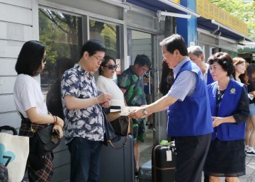대전 서구 바르게살기협의회, 귀성객 차(茶) 대접 봉사 활동 펼쳐