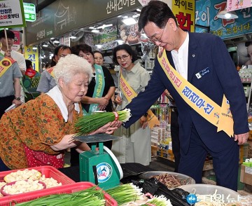 김제선 중구청장, 추석 명절 장보기 행사로 전통시장 활성화 나서