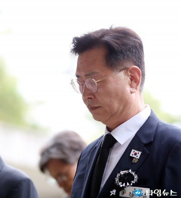 보훈공원 참배하는 김제선 중구청장