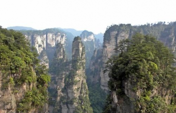 中 장가계서 한국인 관광객 버스·승용차 충돌… 2명 경상