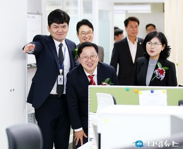 장기요양요원지원센터 둘러보는 이장우 대전시장