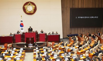 헌정사 첫 권한대행 탄핵안 가결…한덕수 대행 직무정지