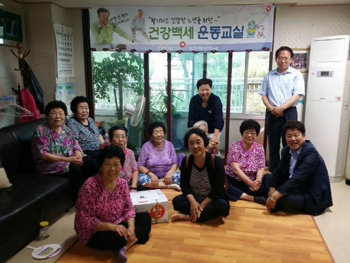 오정동 주민자치위원회 , 14개 경로당에 참외 15박스 전달