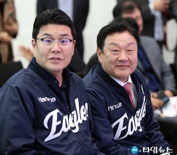 한화 점퍼 입은 송인석·정명국 대전시의원, 대전사회적경제혁신타개관식서 “이글스도 대전경제도 비상하길”