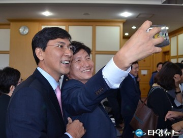 안희정 충남도지사, 원외지역위원장과 셀카!