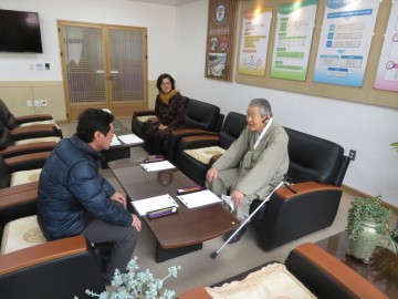 퇴계이황 종손 이근필로부터 웅부중학교 도서기증 받아