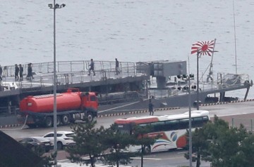 여야, 일본 해상자위대 호위함 부산항 입항 두고 공방