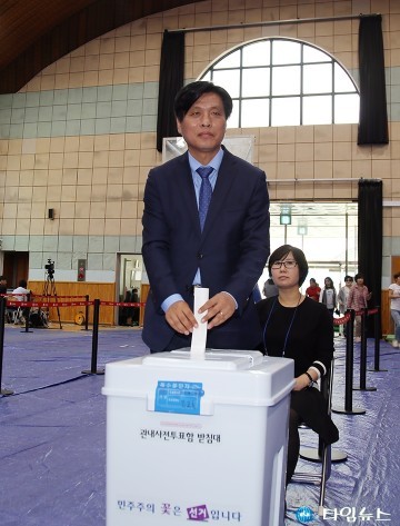 사전 투표하는 조승래 의원