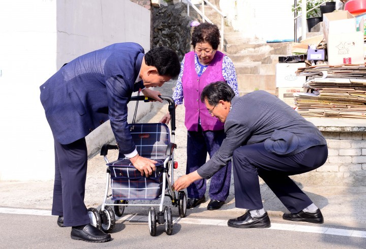 대전 중구, 어르신 외출동반자 ‘보행보조기’ 전달