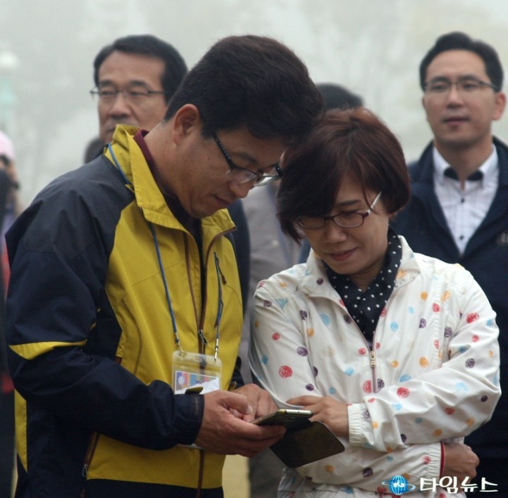 허태정 유성구청장, 스마트폰 보며 대화중!