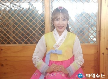 가수 라윤경, 팬들에게 새해 인사..새해 복 많이 받으세요.