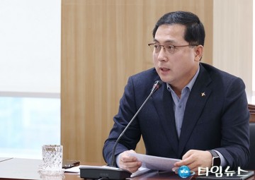 올해 마지막 확대간부회의 주재하는 박희조 동구청장