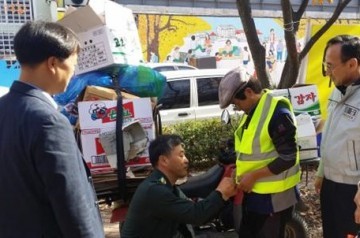 남구 봉선2동‧효덕동 주민들, 어르신들에게 방한 및 안전용품 배부