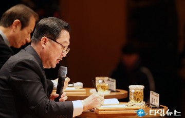 이장우 대전시장, 타운홀서 마이크보다 펜이 먼저였다