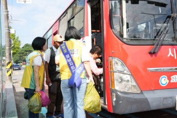 “어르신 짐 들어드려요" 신천지자원봉사단 광양지부, 추석 맞이 전통시장 봉사 펼쳐  