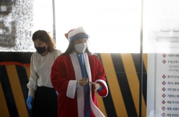 광주 북구 선별진료소, 산타 의료진 깜짝 등장