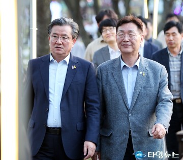 ‘대청호 대덕뮤직페스티벌’ 개막식 참석하는 정용래 유성구청장과 김제선 중구청장
