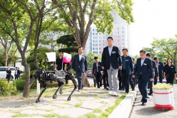 김장호 구미시장, 민선8기 2년차 첫 출근에도 지속되는 행정 혁신, 구미 생산 로봇과 업무 시작