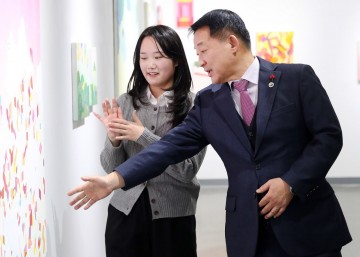 서철모 서구청장, 청춘컬렉션 박규나 작가 첫 개인전 개최 축하
