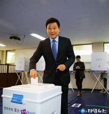 투표하는 박용갑 중구청장