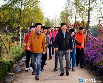 아침 산책하는 박병철 시의원과 김경훈 대전시의회 의장