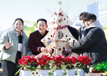 서철모 서구청장, 목재 트리 꾸미기 참여