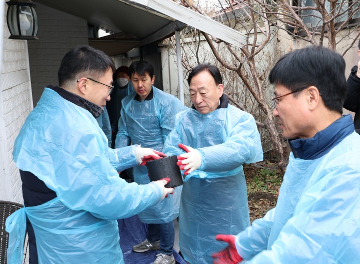 설동호 대전시교육감, ‘공무원·노사간부’ 따뜻한 연탄나눔 봉사활동