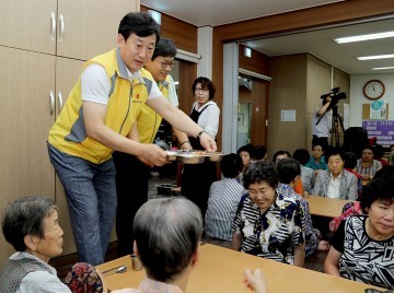 김경훈 대전시의회 의장, 추석맞이 ‘중촌사회복지관’ 위문