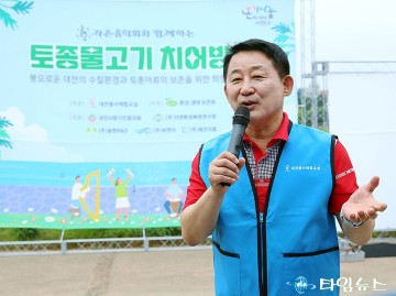 서철모 서구청장, 토종물고기 치어 방류