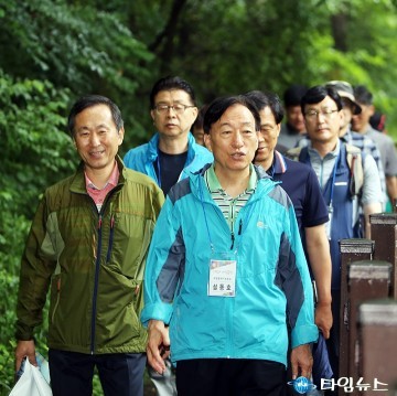 시민과 함께 아침 산책하는 설동호 대전시교육감