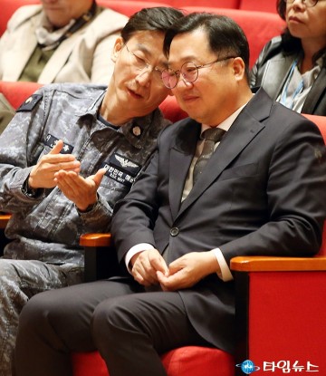 이국종 국군대전병원장과 대화 나누는 이장우 대전시장