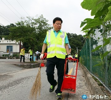 청소하는 권선택 대전시장
