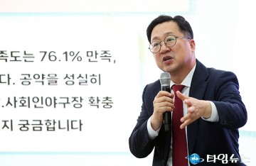 시민과 대화 나누는 이장우 대전시장