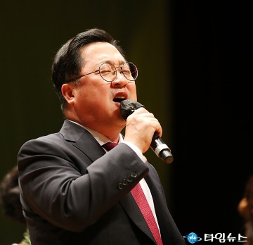 “뜨거운 안녕에 광야까지”…이장우 대전시장, 무대 접수한 날