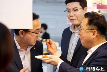 박희조 동구청장 입에 한 입 쏘옥…이장우 대전시장의 ‘깜짝 먹방 선물’