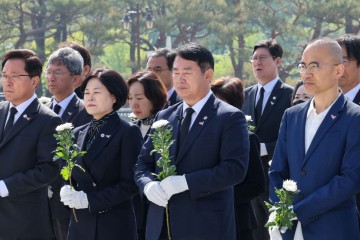 광주교육청, 국립5·18민주묘지 합동 참배 
