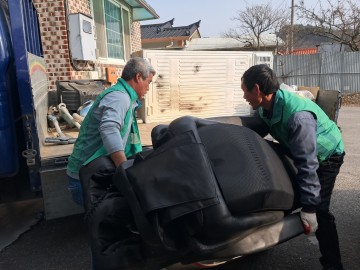 충주시, 새마을회와 협력하여 경로당 불용 물품 정리 작업 추진