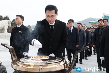 새해 맞아 대전현충원 참배하는 박희조 동구청장